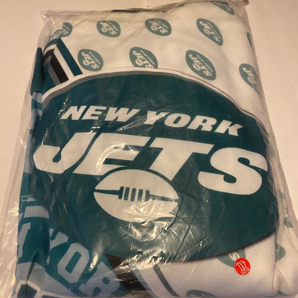 NY JETS UNISEX HOODIE. SIZE MEDIUM AND 4XL. WHITE HOOD POCKETS FOR HANDS FRONT